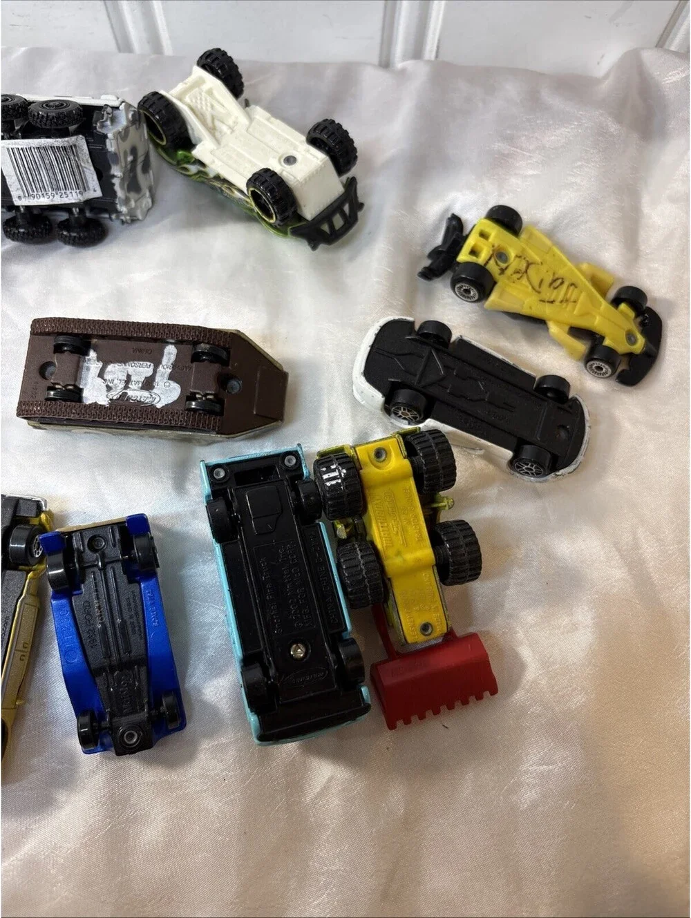 Lot Of 14 Vintage Toy Vehicles Hot Wheels , Matchboxes And Maisto Brands
